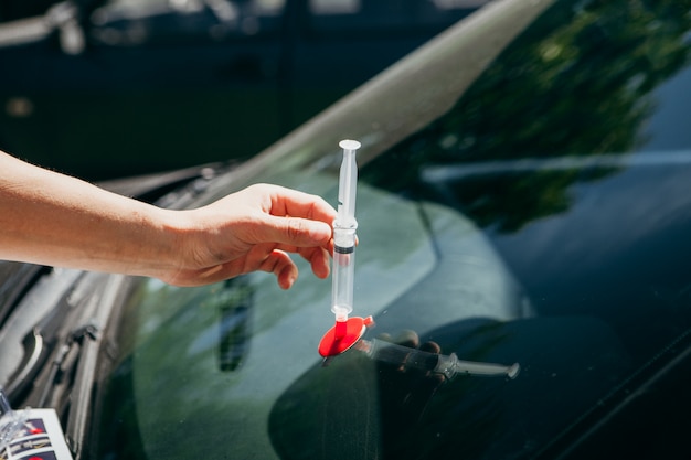 Reparación del parabrisas de un automóvil.