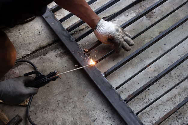 Reparación de puertas de hierro, acero de soldadura a mano de trabajador