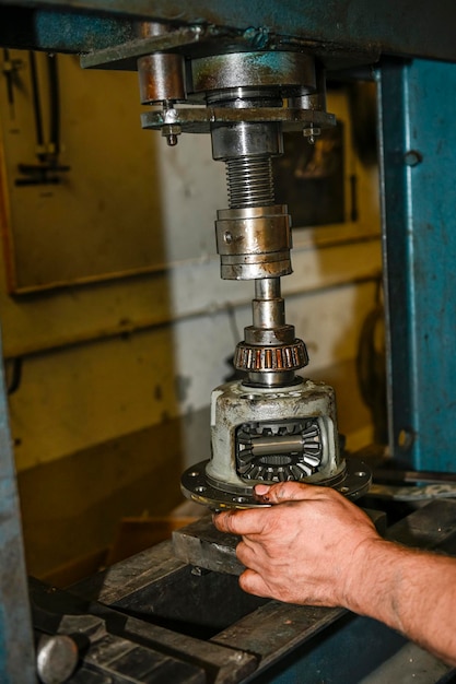 Reparación de un rodamiento de la corona de transmisión de un automóvil en la Prensa Hidráulica