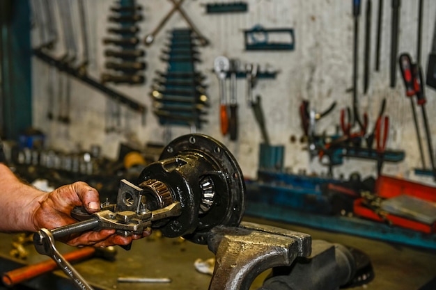 Reparación de un rodamiento de la corona de transmisión de un coche