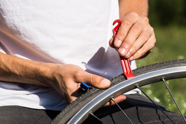 Reparación de rueda de bicicleta al aire libre durante el viaje