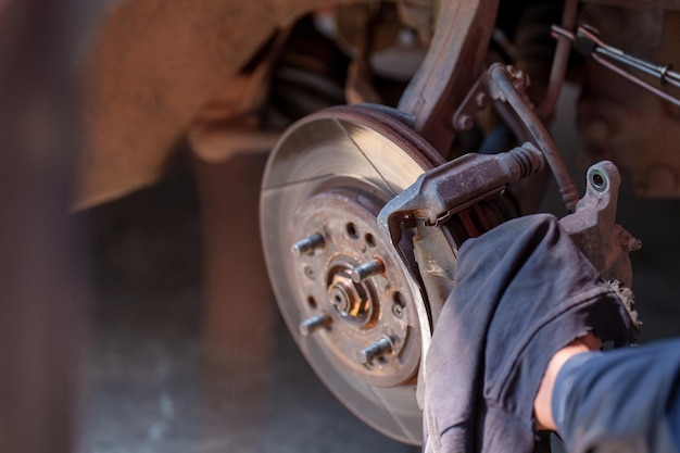 Reparación de ruedas de automóviles al aire libre sin neumáticos en la carretera Garaje automotriz para reemplazar piezas de repuesto después de fa