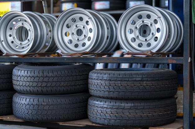 Reparación de ruedas de automóviles al aire libre sin neumáticos en la carretera Garaje automotriz para reemplazar piezas de repuesto después de fa