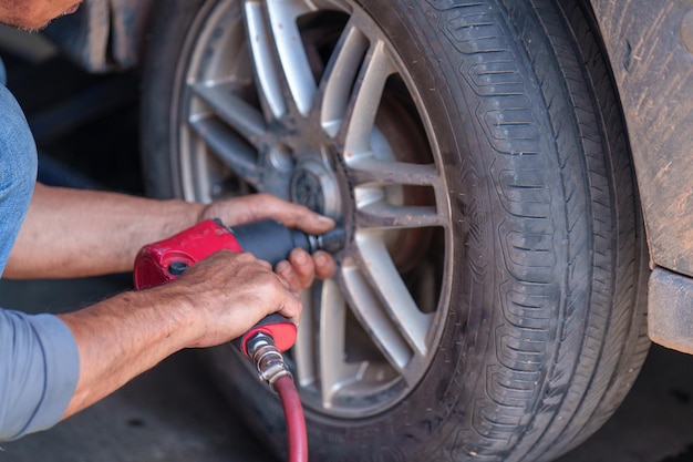 Reparación de ruedas de automóviles al aire libre sin neumáticos en la carretera Garaje automotriz para reemplazar piezas de repuesto después de fa