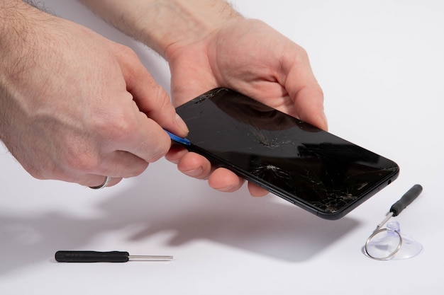 Foto reparación de teléfono con cristales rotos de cerca