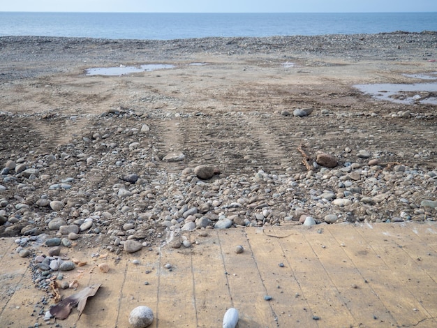 Reparación del terraplén de la estación costera Preparación para la temporada turística nivelación del suelo en la playa Trabajos de reparación