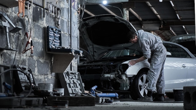 Reparación de trabajador de servicio de coche restaura coche