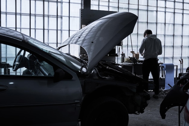 Reparación de trabajador de servicio de coche restaura coche