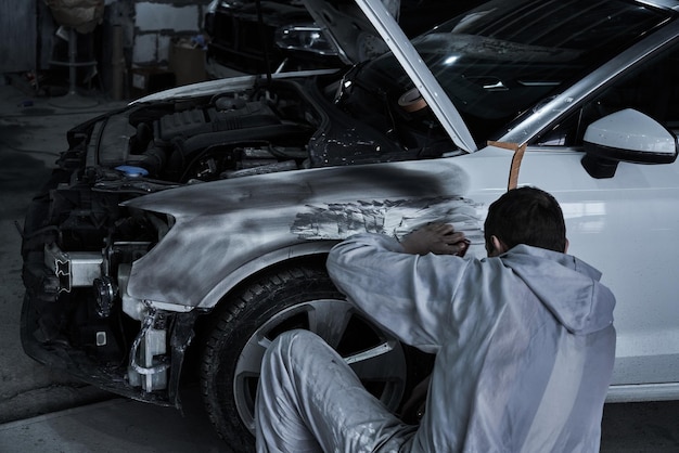 Reparación de trabajador de servicio de coche restaura coche