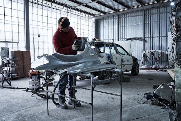 Reparación de trabajador de servicio de coche restaura coche