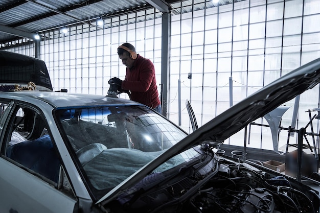 Reparación de trabajador de servicio de coche restaura coche