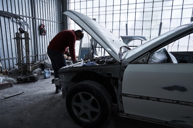 Reparación de trabajador de servicio de coche restaura coche