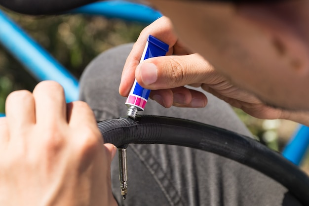 Reparación de tubo de bicicleta al aire libre durante el viaje