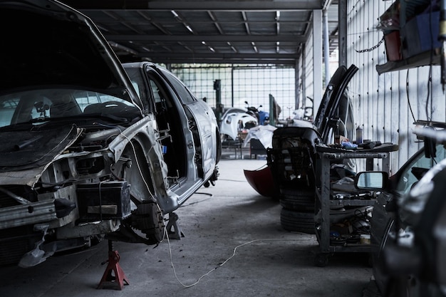 Foto reparación de un viejo auto roto en el servicio de auto