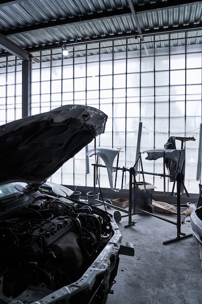 Foto reparación de un viejo coche roto en el servicio automático