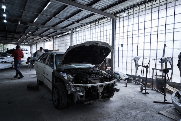 Reparación de un viejo coche roto en el servicio automático