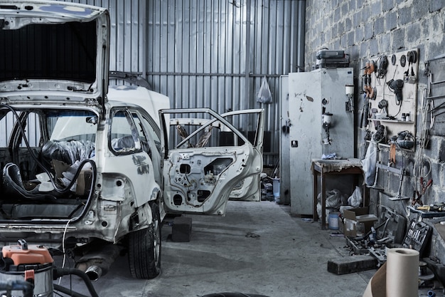 Reparación de un viejo coche roto en el servicio de automóviles