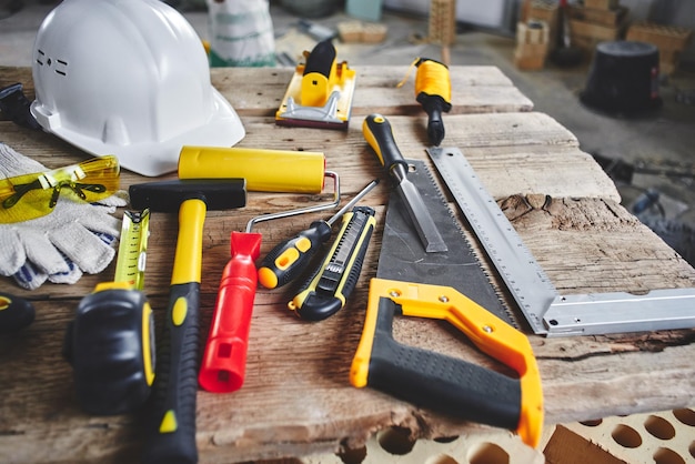 Reparaciones en el hogar. Herramientas de construcción, ladrillos y casco.