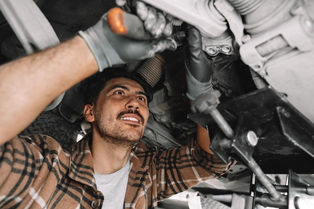 Reparaciones mecánicas de engranajes de un automóvil en un servicio de automóviles