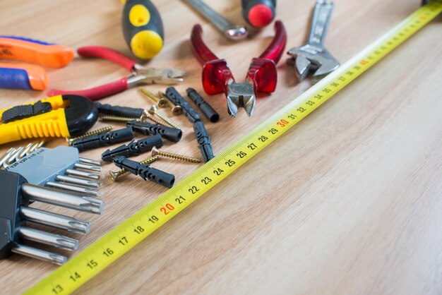 Reparaciones o herramientas de construcción sobre fondo de madera.