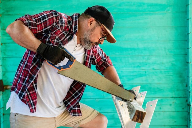 Reparador caucásico en un taller