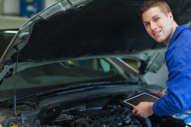 Reparador com tablet computador por motor de carro