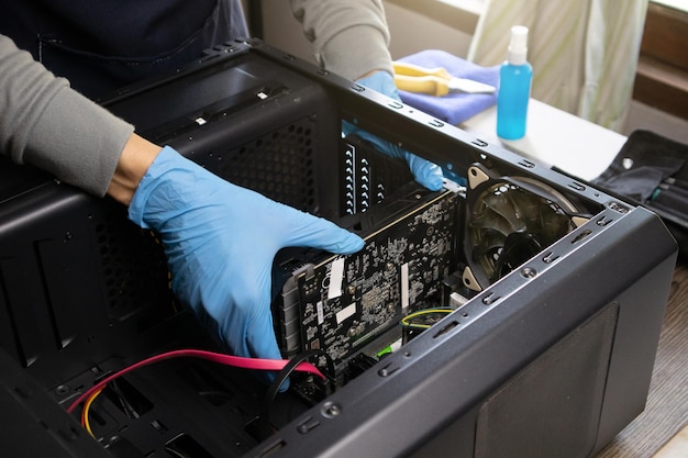Reparador consertando computador Manutenção do computador Copie o espaço
