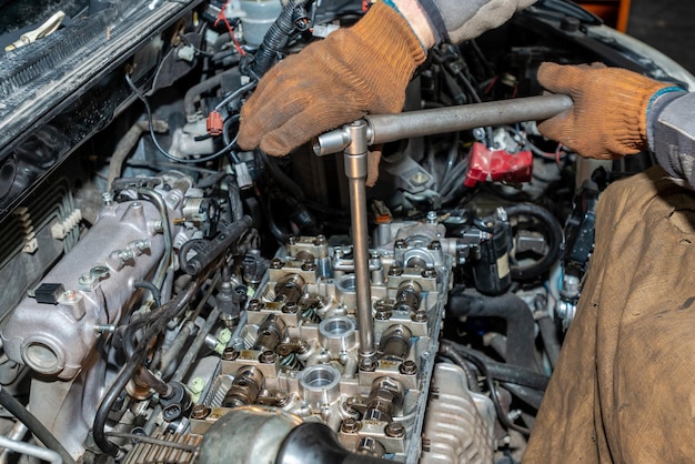 Reparador de Machanic na manutenção da cabeça do cilindro