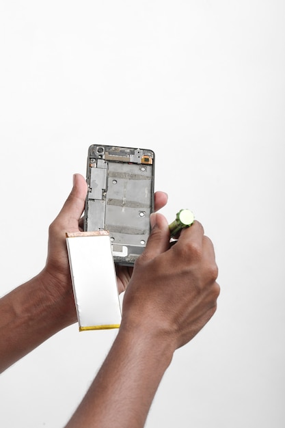Reparador de desmontaje de smartphone con destornillador.