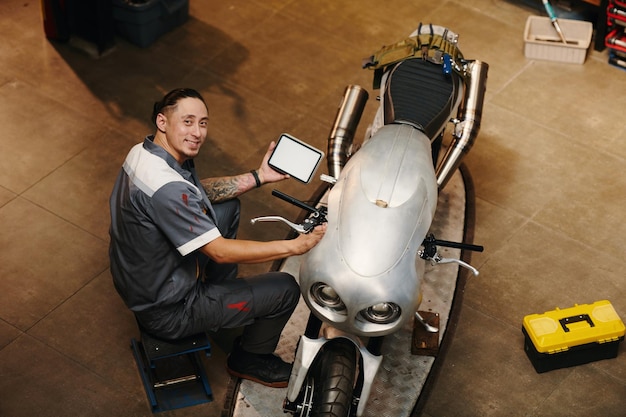 El reparador examina la motocicleta