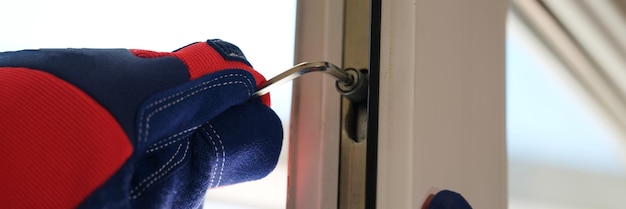 Foto reparador con guantes instala y repara ventanas y puertas con sus herramientas de mantenimiento del hogar