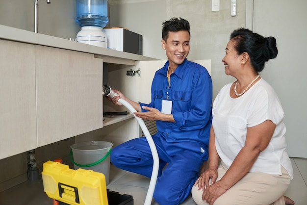 Reparador instalando tubo de drenagem