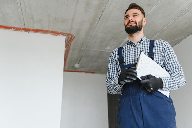 Reparador masculino positivo en casa