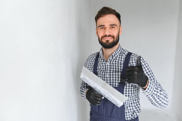 Reparador masculino positivo em casa