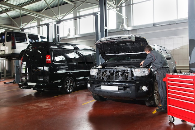 Reparador masculino trabalhando no motor na garagem