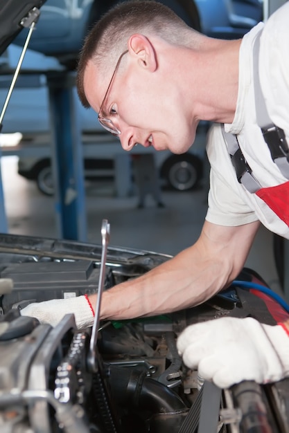 Reparador mecánico de automóviles en el trabajo