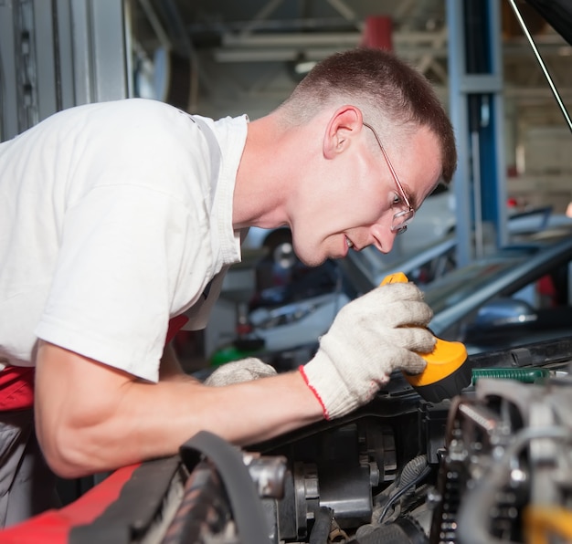 Reparador mecánico de automóviles en el trabajo