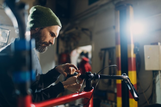 Reparador mecánico montando bicicletas personalizadas en el taller