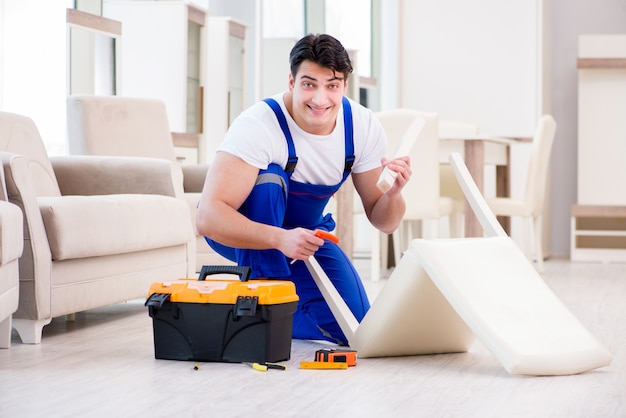 Reparador de muebles trabajando en la tienda