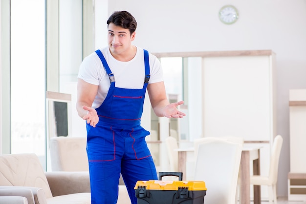 Reparador de muebles trabajando en la tienda