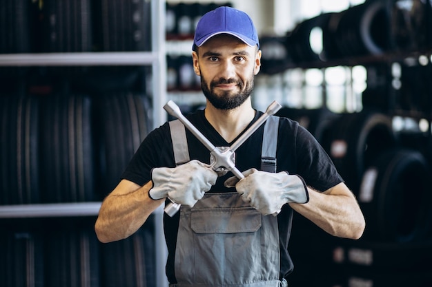 Reparador no serviço de carro trocando pneus