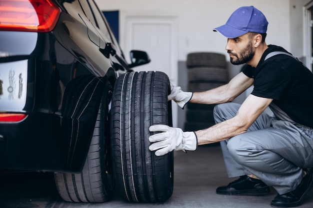 Reparador no serviço de carro trocando pneus