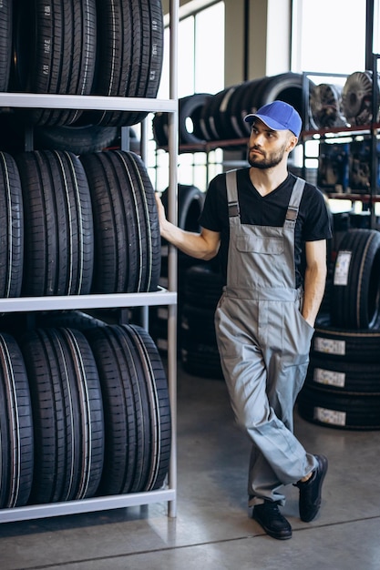 Reparador no serviço de carro trocando pneus