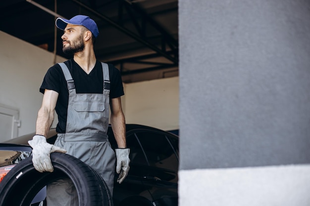 Reparador no serviço de carro trocando pneus