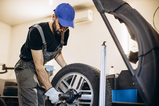 Reparador no serviço de carro trocando pneus