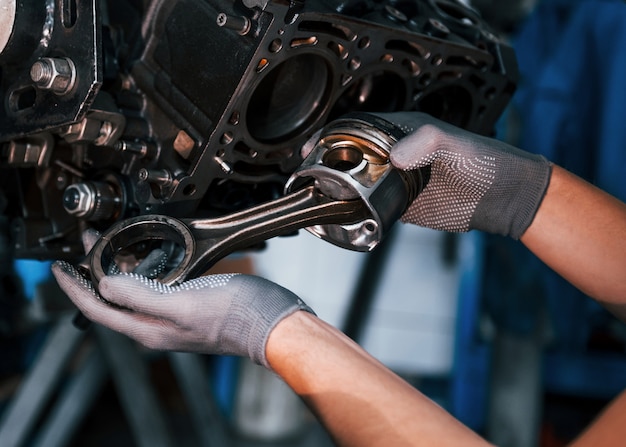 Reparador profesional trabaja con motor de automóvil roto