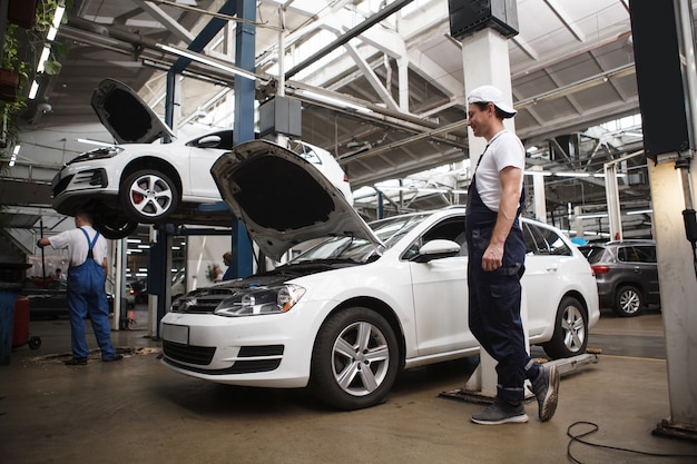 Reparador profissional de serviços automotivos trabalhando na estação