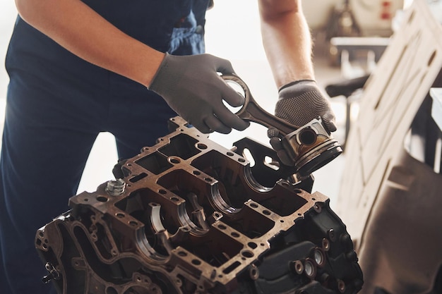 Reparador profissional trabalha com motor de automóvel quebrado