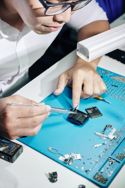 Reparador que fixa cabos do smartwatch