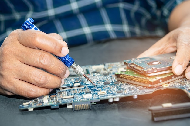 Reparando e atualizando a placa-mãe do circuito de hardware de computador eletrônico de notebook e conceito de tecnologia